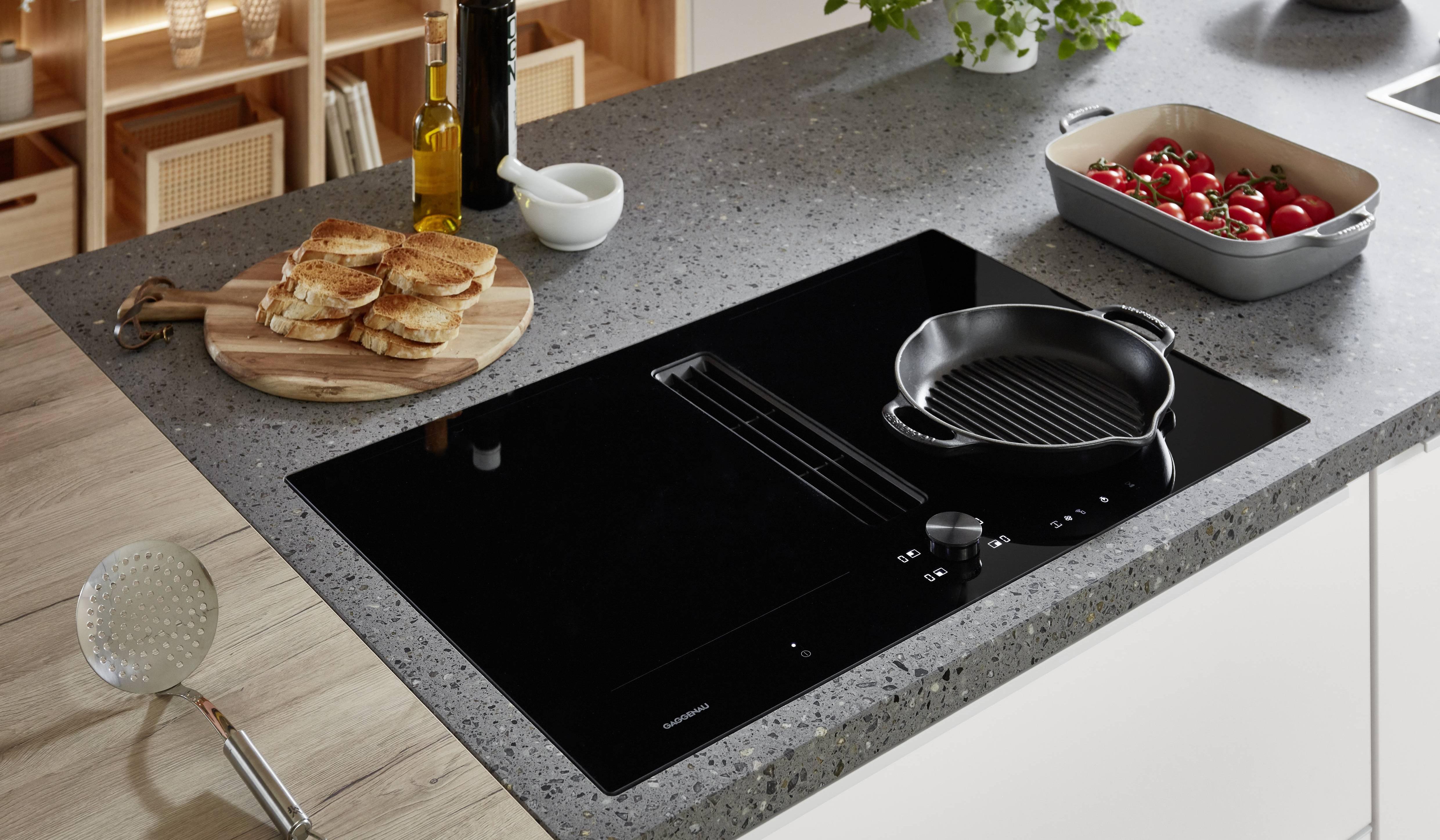 Nobilia Mattweiß grifflos mit GAGGENAU-Kochfeld mit Muldenlüfter