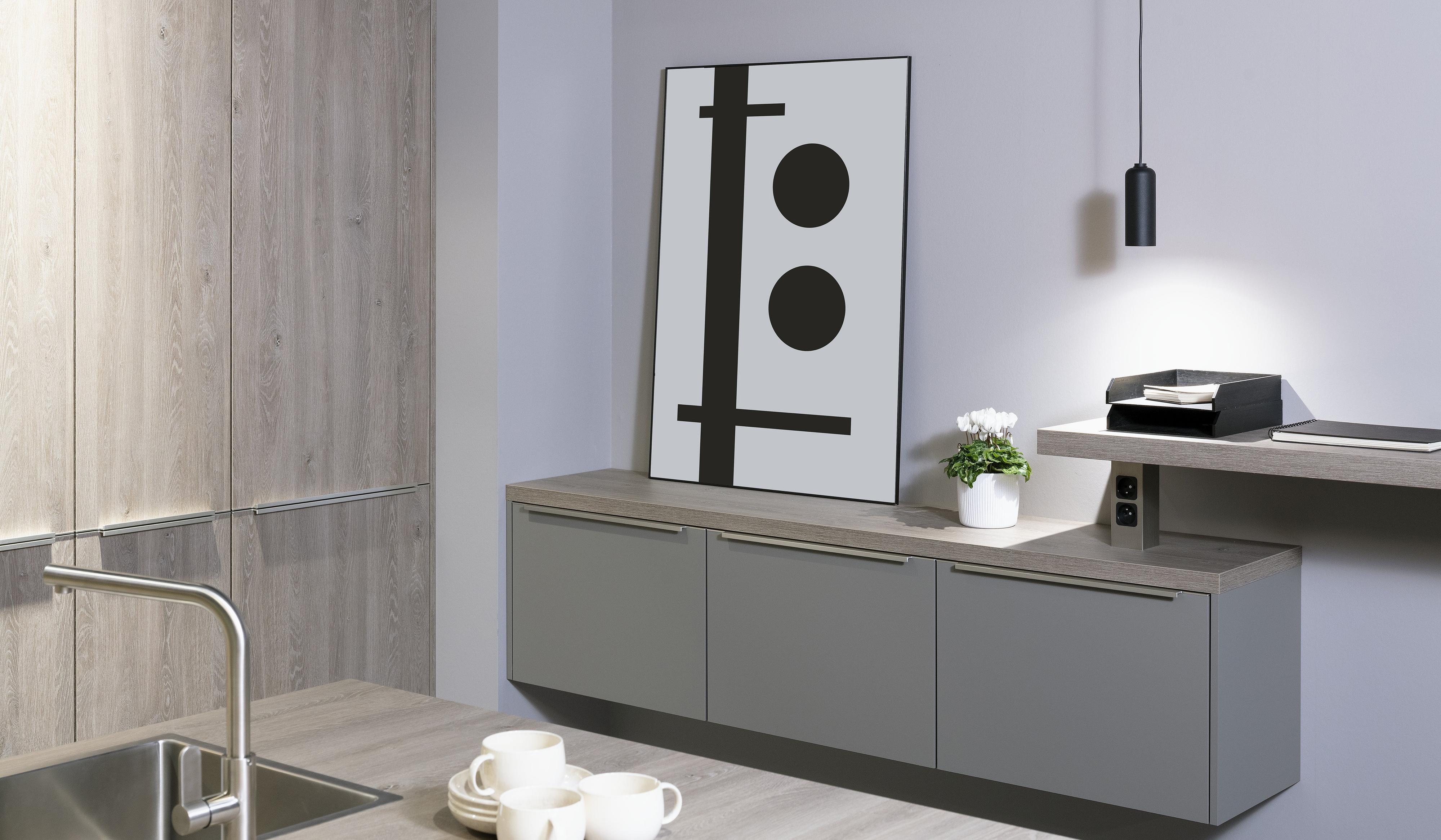 schmales hängend montiertes graues Sideboard in der Küche 