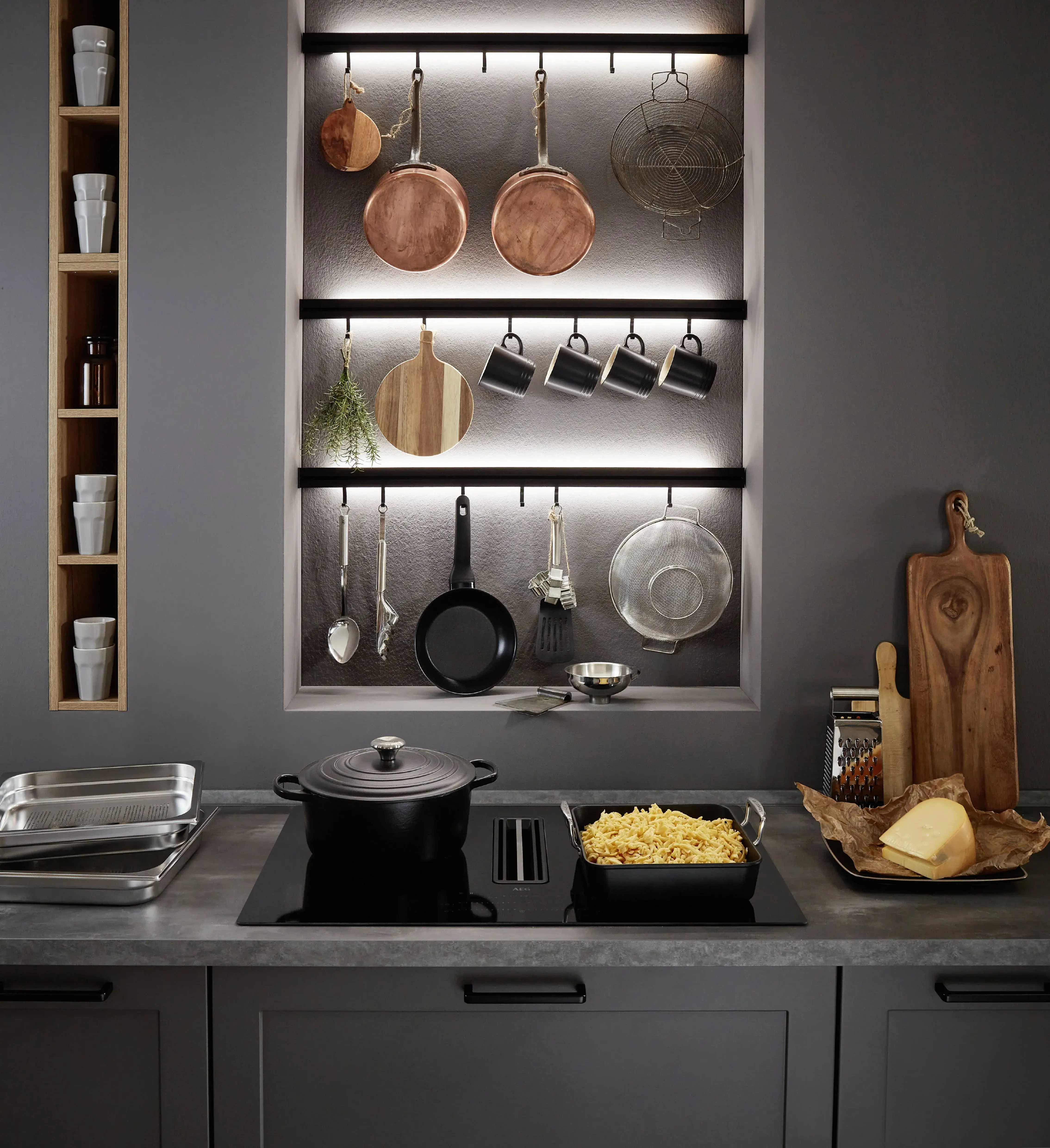 Nobilia Nordic Landhaus mit Griffen AEG-Kochfeld Muldenlüfter