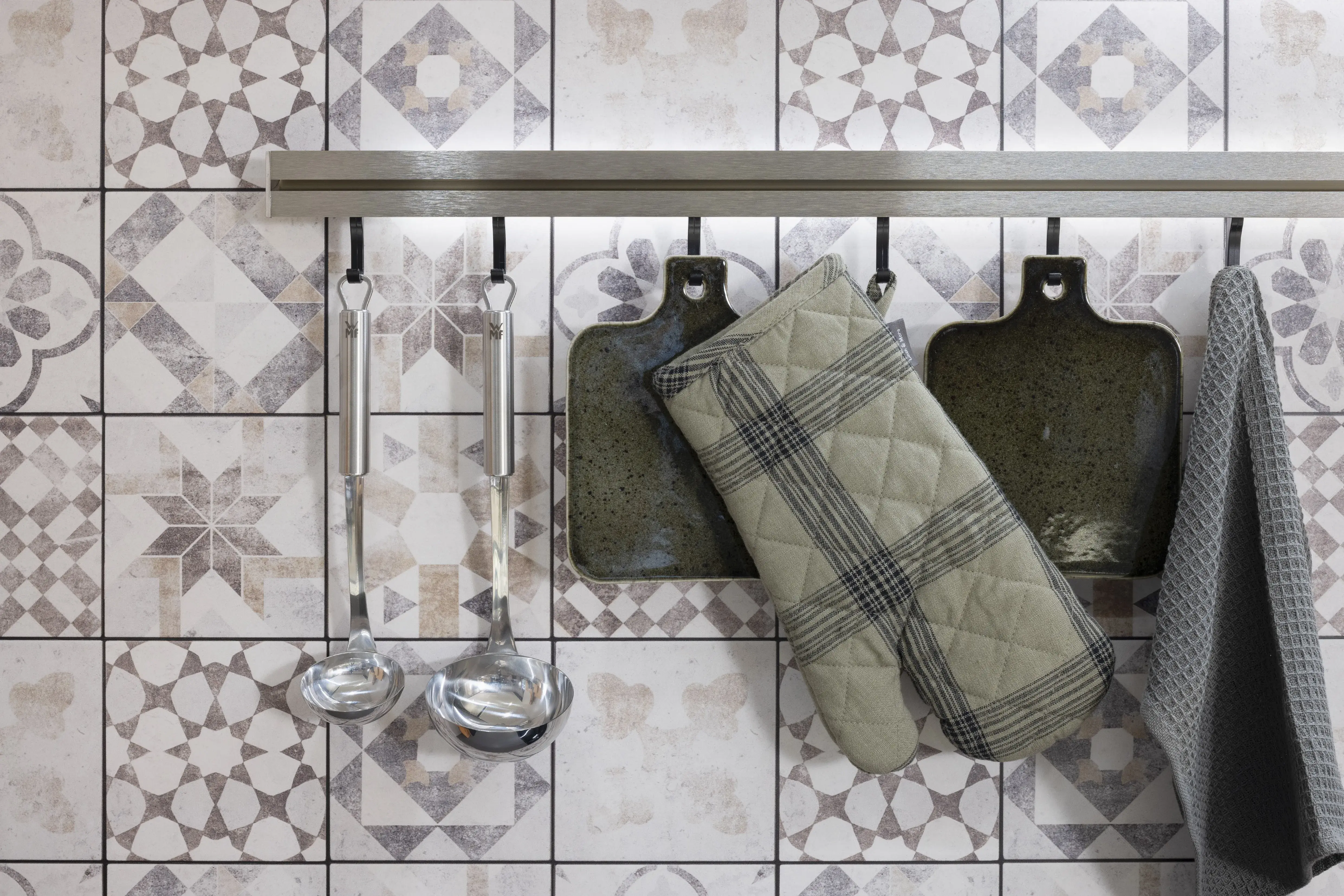 APL: 809 Epic Ash Grain Korpus: 122 Sand Front: 788 Lack, Sand matt  Griff: Aufschraubgriffmuschel Edelstahl-farbig Geräte: Smeg Armatur: Nobili Spüle: Rodi  Features: Landhaus modern, neue Front, Landhaus Backofen von Smeg, bedruckte Fliese als Nischenrückwand, beleuchtete Vitrinen mit Gitter (Landhaus), neue Griffmuschel, eingekofferte Schranklösung, 70er Geräte Einbaukühlschrank mit Front Inox in Edelstahloptik, Thekenlösung mit Barhockern, Dunstabzug als Esse eingebaut, Lichtlösung Dunstabzug. 