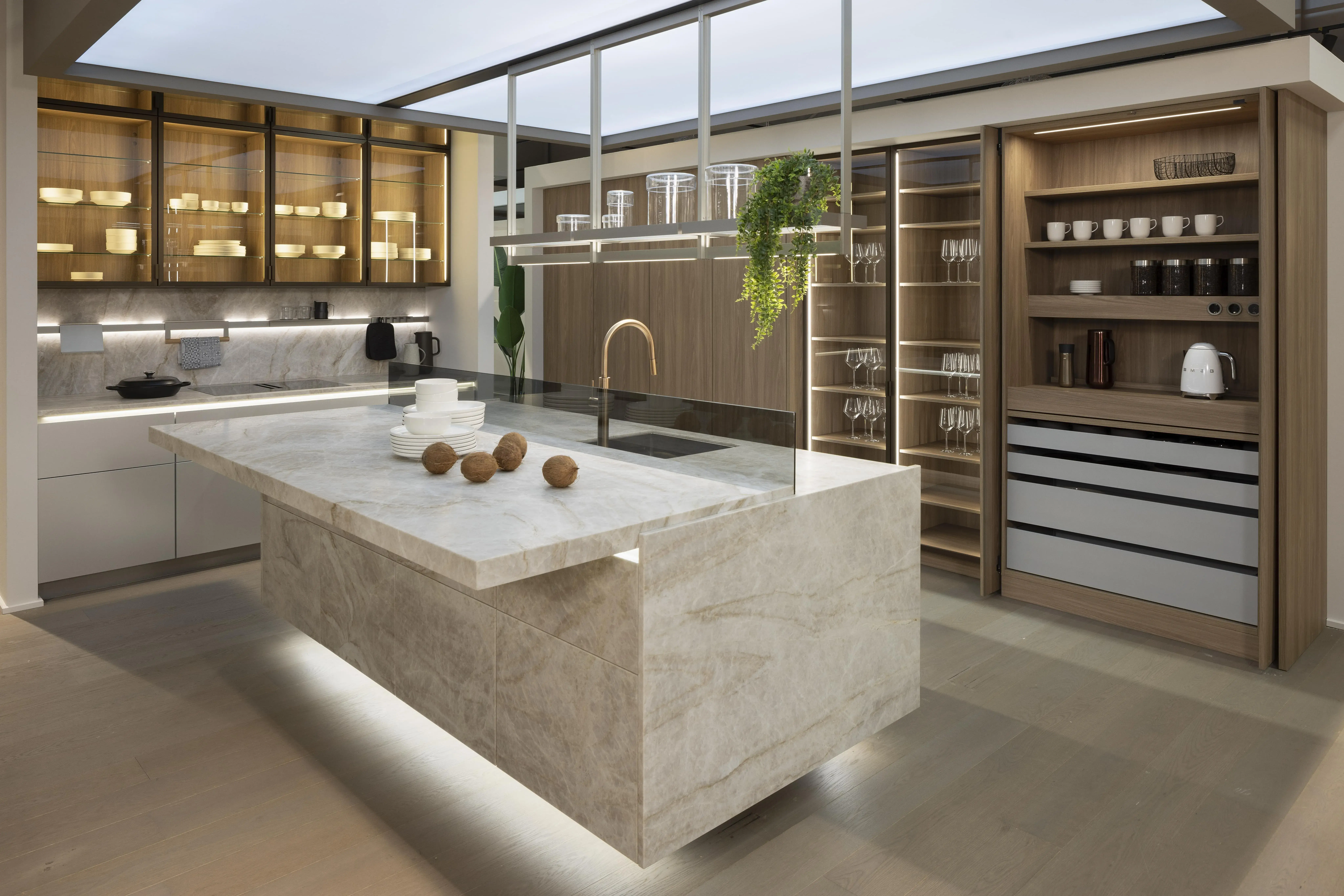  Alternativer Text Dieser Text wird von Screenreadern, Suchmaschinen oder dann verwendet, wenn das Bild nicht geladen werden kann. Fokuspunkt Den Mittelpunkt des Bildes im Format: "leftoffset,topoffset" angeben. Dabei ist offset als Prozentzahl z. B.: 25,75 anzugeben. Titel Leicht Designküche - mit schwebend wirkender Kücheninsel, Vitrinen und Beleuchtung