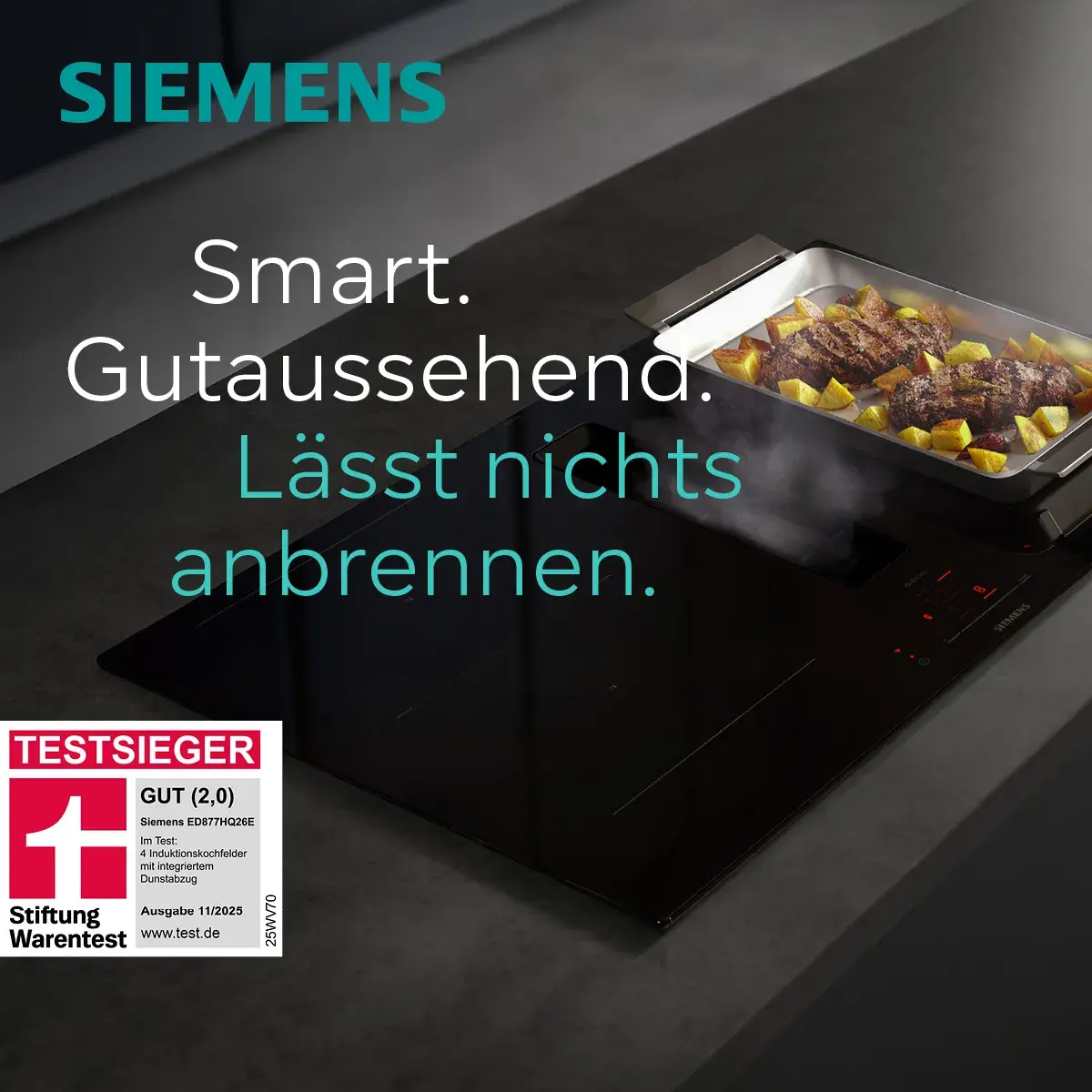 Kochfeld von Siemens mit Bräter, darauf gebratenes Fleisch und Gemüse, Testsieger-Logo.